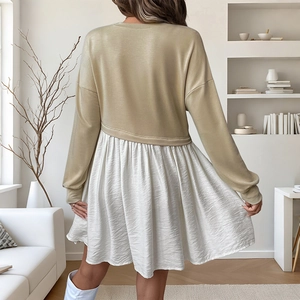 Robe décontractée à manches longues avec buste kaki et jupe plissée blanche