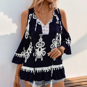 Dunkelblaue Boho-Bluse mit freien Schultern, Blumenmuster und weißem V-Ausschnitt