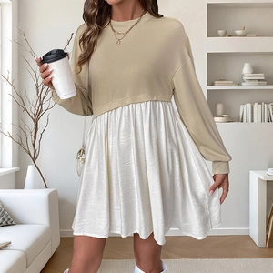 Robe tricotée kaki à manches longues avec jupe plissée blanche et col rond chic