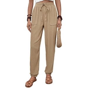 Dettaglio dei pantaloni casual kaki con tessuto testurizzato e vita elastica con coulisse