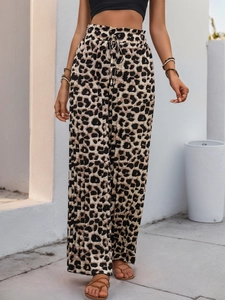 Vue détaillée du pantalon large léopard à taille haute avec cordon de serrage élastique