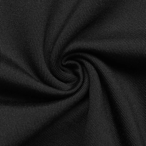 Macro de la texture en tissu extensible côtelé noir sur ce body ajusté pour femme