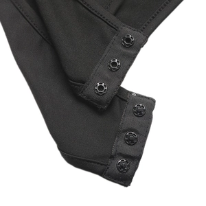 Détail du body noir ajusté montrant la fermeture à double rangée de boutons-pression