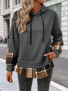 Vue détaillée du sweat à capuche à manches longues avec patchwork à carreaux et design superposé