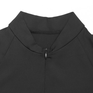 Gros plan du col montant noir avec fermeture éclair frontale et couture raglan