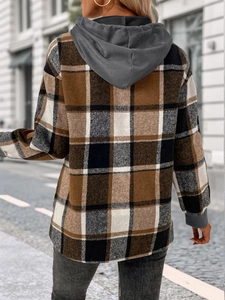 Détail de la veste à capuche à carreaux marron avec capuche grise et design superposé