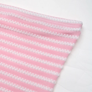 Detaillierte Makroansicht des rosa-weiß gestreiften Rippstrickgewebes bei einem Top