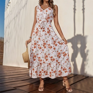Détail de la robe maxi bohème à fleurs avec jupe à volants et taille à cordon
