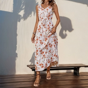 Détail de robe longue d'été sans manches à col en V avec imprimé floral et cordon de serrage