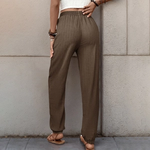 Dettaglio posteriore dei pantaloni testurizzati donna a vita alta color caffè boho