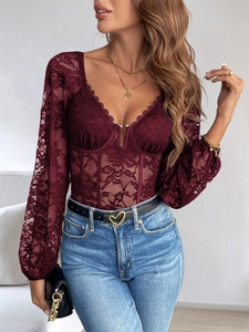 Détail du décolleté en V plongeant avec dentelle florale fine et structure style corset