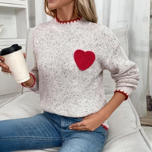 Grobstrickpullover in Hafermehl mit rotem Herz-Patch und gewellten Kanten