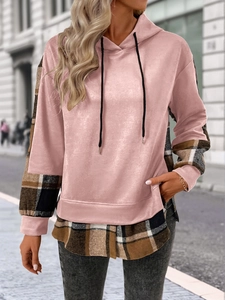 Détail d'un sweat à capuche rose avec patchwork à carreaux et cordon de serrage doux