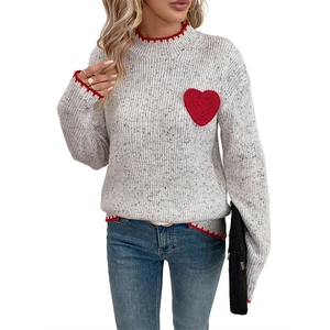 Damenstrickpullover in Hellgrau meliert mit rotem Häkelherz und Kontrastbesatz
