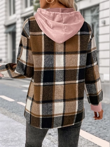 Détail du dos d'une veste à carreaux avec capuche et poignets roses contrastants