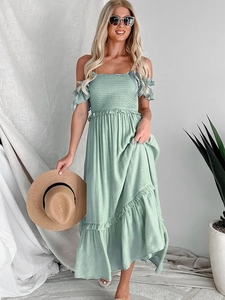 Detail von gesmokter Brust und Rüschenärmeln an einem mintgrünen Sommerkleid mit Strohhut