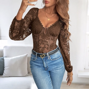 Détail de la texture d'un body en dentelle marron café avec décolleté en V et buste ajouré
