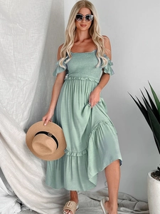 Detail des gesmokten Mieders und der Rüschenärmel am minzgrünen Sommerkleid