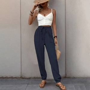 Dettaglio del set estivo con canotta in pizzo e pantaloni blu navy con coulisse strutturata