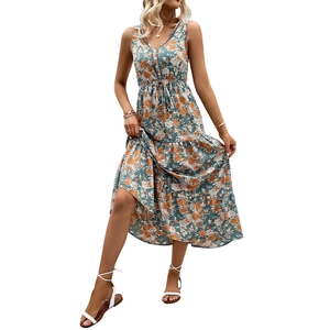 Détail d'une robe d'été fleurie sans manches avec col en V et cordon de serrage à la taille