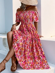 Détail du buste smocké et de l'imprimé floral sur la robe d'été à épaules nues