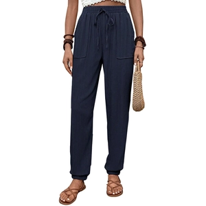Dettaglio dei pantaloni casual blu navy testurizzati a vita alta con coulisse e grandi tasche