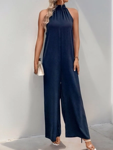 Elegante tuta blu scuro con scollo all'americana, gamba larga e raffinato design senza maniche