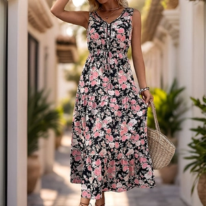 Détails du col en V avec boutons et cordon de serrage sur une robe longue à fleurs