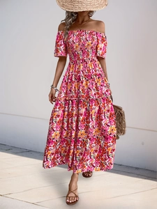 Détail du bustier froncé et de l'imprimé floral sur une robe longue d'été à épaules nues