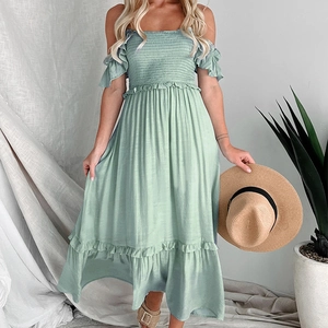 Salbeigrünes schulterfreies Sommer-Maxikleid mit gesmoktem Oberteil und Rüschensaum