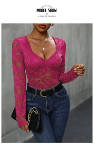 Détail d'un body en dentelle rose fuchsia à manches longues avec motifs floraux ajourés