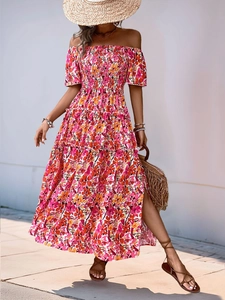 Détail de robe longue fleurie à épaules dénudées avec bustier froncé et ourlet à volants