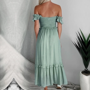 Hellgrünes schulterfreies Kleid mit Smok-Details und Stufenvolants für den Sommer