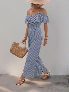 Combinaison pantalon à rayures bleues et blanches avec décolleté volanté à épaules nues