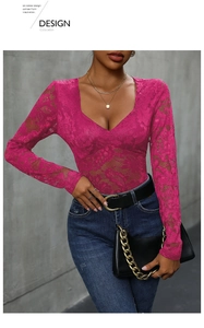 Détail d'un body en dentelle rose vif montrant le décolleté en cœur et les motifs crochetés