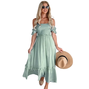 Salbeigrünes schulterfreies Kleid mit Smok-Oberteil und gestuftem Rüschensaum für Sommer