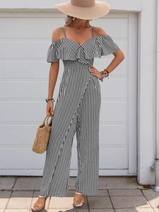 Combinaison rayée à épaules dénudées avec jambes larges et volants pour un look d'été chic