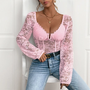 Détail d'un body en dentelle florale rose avec structure corset et manches longues sur modèle