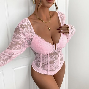 Détail d'un body en dentelle rose avec armature en U style corset et manches longues