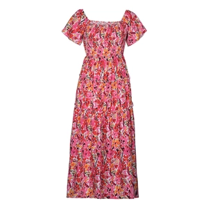 Détail du bustier smocké et manches bouffantes sur robe d'été fleurie à volants