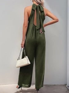 Dettaglio della tuta verde oliva con scollo all'americana e fiocco posteriore elegante