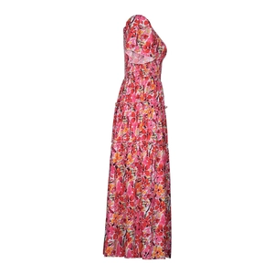 Détail de la robe fleurie froncée à taille haute et texture de jupe à volants étagés