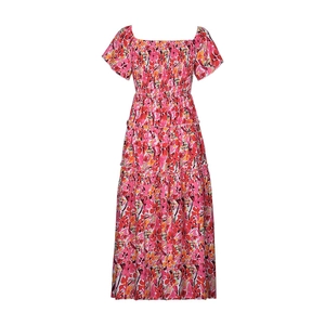 Détail de la robe midi florale rose avec taille smockée et jupe à plusieurs niveaux
