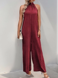 Elegante tuta bordeaux allacciata al collo con gamba larga e design satinato senza schiena