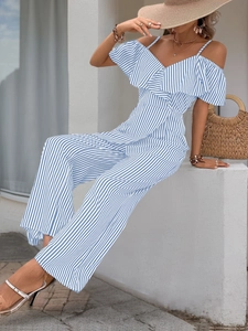 Détail de la combinaison rayée bleu et blanc à jambes larges avec décolleté à volants