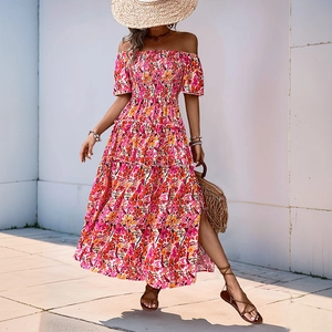 Robe longue fleurie à épaules dénudées avec taille smockée et fente latérale pour l'été
