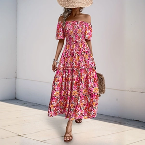 Robe longue fleurie à épaules dénudées avec taille froncée et ourlet à volants d'été