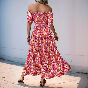 Robe longue fleurie à épaules dénudées avec bustier froncé et jupe à plusieurs niveaux