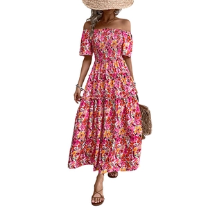 Robe longue fleurie à épaules dénudées avec bustier froncé et jupe à volants d'été
