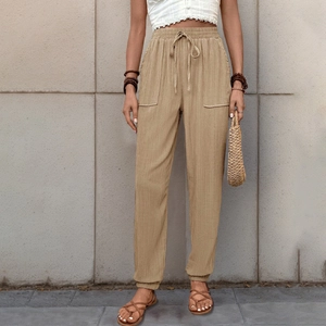 Pantaloni casual kaki da donna con coulisse in vita e grandi tasche laterali applicate